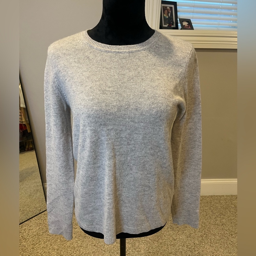 Tahari Light Grey 100% Cashmere Sweater- Medium